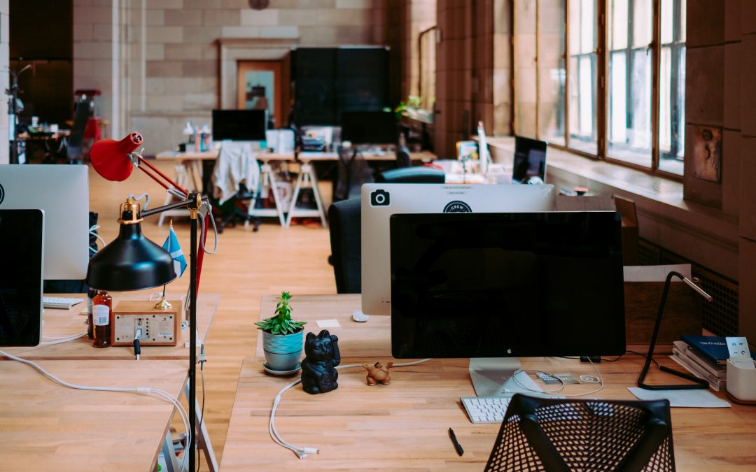 ¿Limpiar tú o contratar a una empresa de limpieza para oficinas?